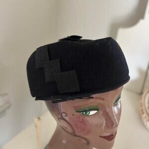 Hudson’s VINTAGE 1950s/1960s BLACK Felt WOOL PILLBOX HAT STRUCTURED FELT BOW